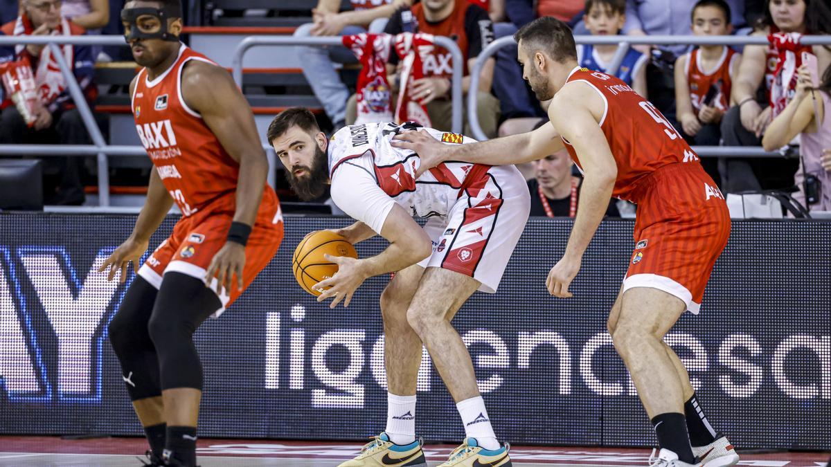 Dubljevic, defendido por Cate este domingo en el Nou Congost.