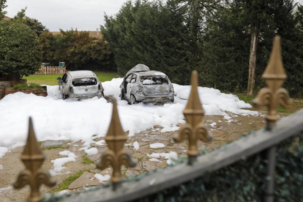 Cremen quatre vehicles en un mas de Parlavà