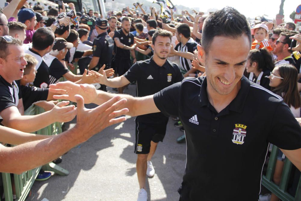 Multitudinaria llegada del FC Cartagena