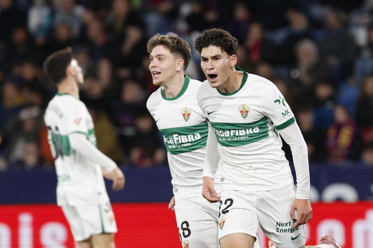 Álex Sánchez, en segon terme, corre a felicitar Boayar després que fes el 2-2 provisional ahir per l'Elx al camp del Llevant