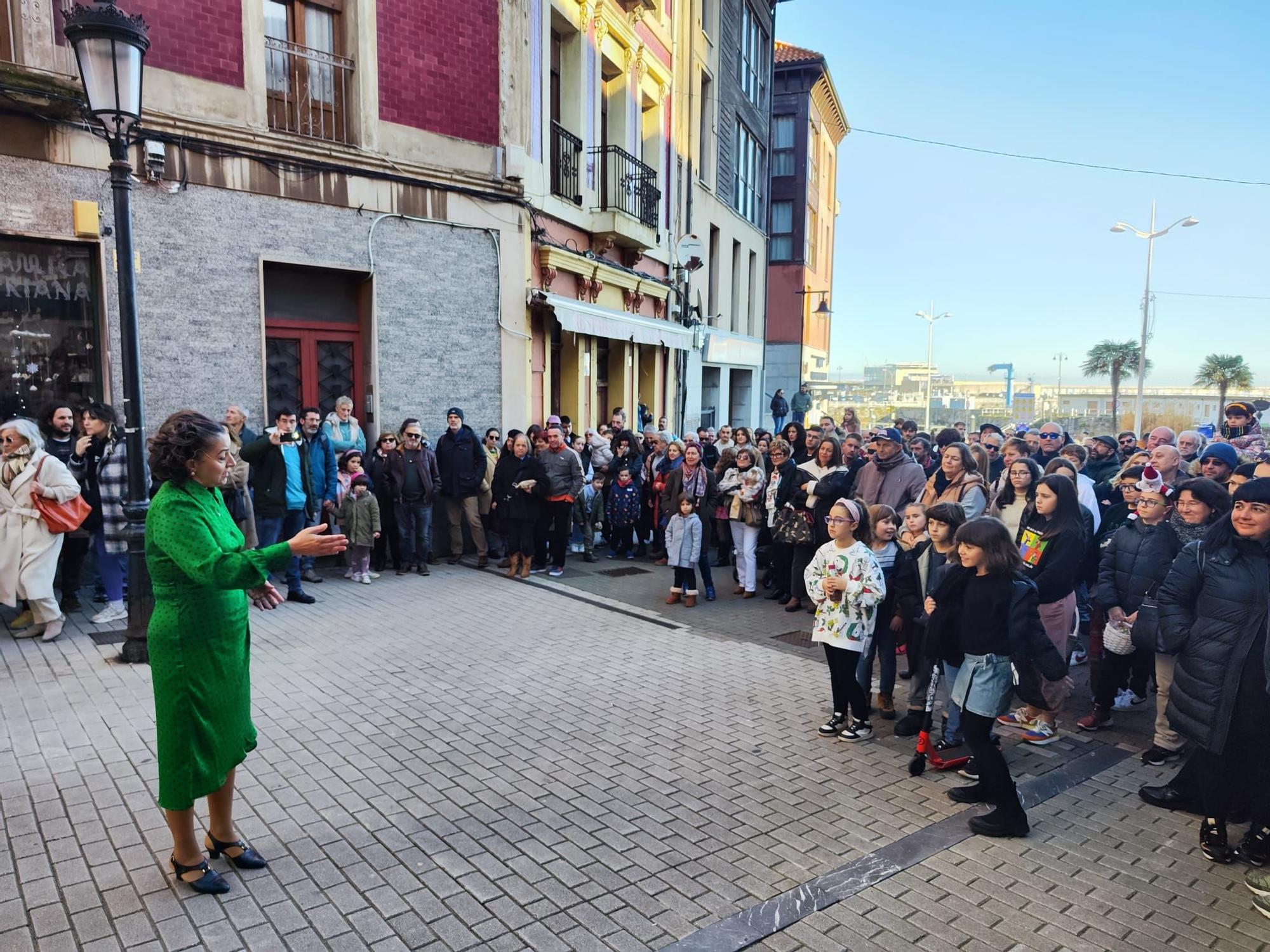 La "llamada a conceyu" del grupo San Félix llena Candás de música y baile