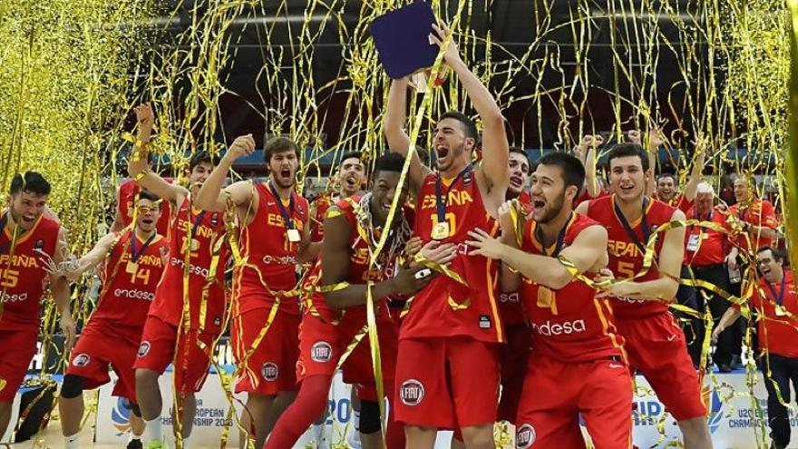 Francis Alonso levanta el trofeo continental, junto a sus compañeros