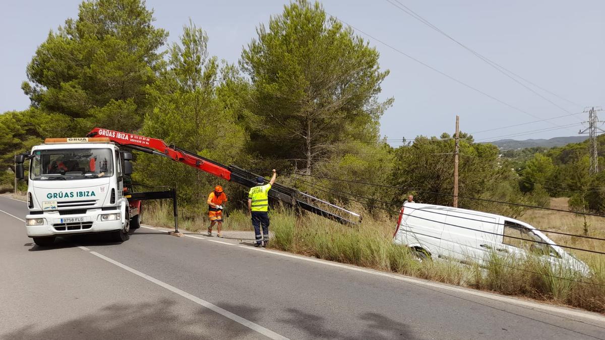 Dos equipos de Grúas Ibiza han retirado el vehículo.