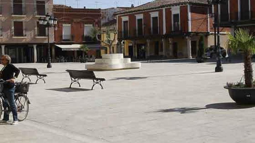 Nuevo mobiliario urbano en la Plaza Mayor de Villalpando.