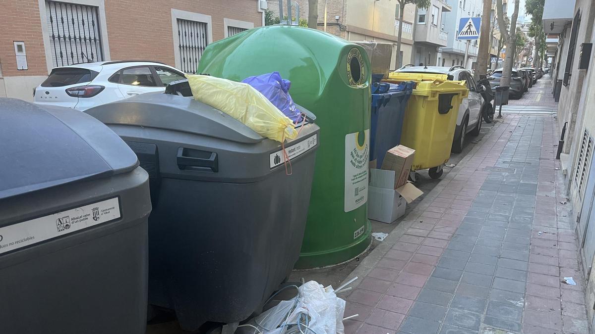Los contenedores junto a la fachada del vecino denunciante.