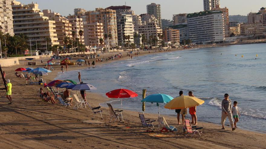 Los &quot;sombrilleros&quot; de Calp ya no abandonan el campamento