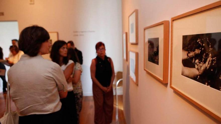 Visitantes en una exposición.