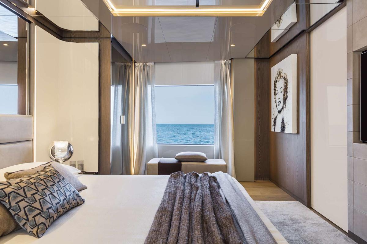 Imágenes de un yate de lujo Saetta 106 construído por Custom Line