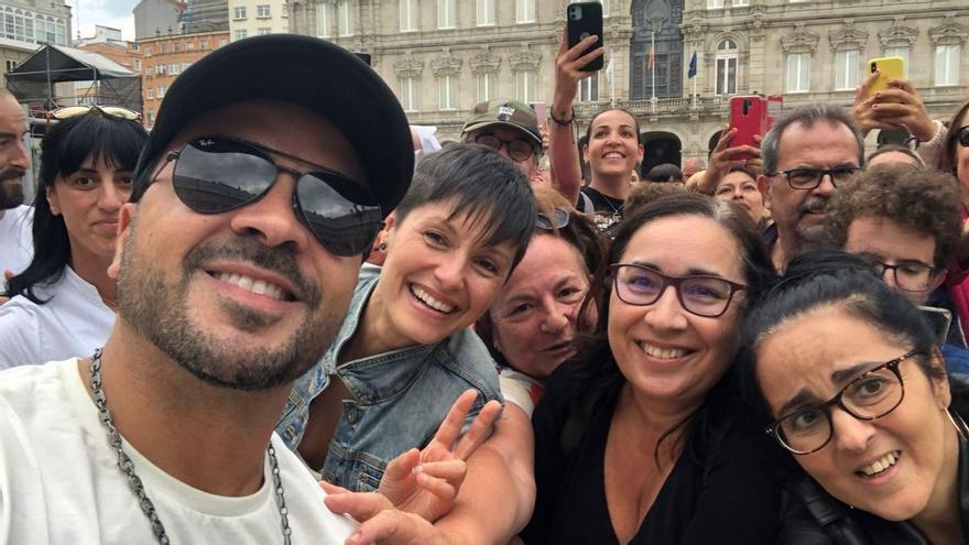 Así llegó Luis Fonsi a la prueba de sonido de su concierto de A Coruña: entre selfies y con la sorpresa de Miriam Rodríguez