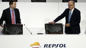 El presidente de Repsol, Antoni Brufau (derecha), y el consejero delegado, Josu Jon Imaz, en la junta de accionistas.