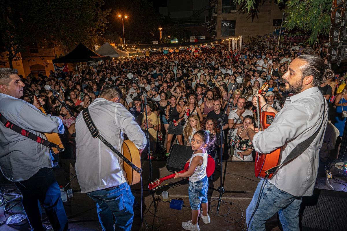 Ambiente en la primera noche de las fiestas de Gràcia.