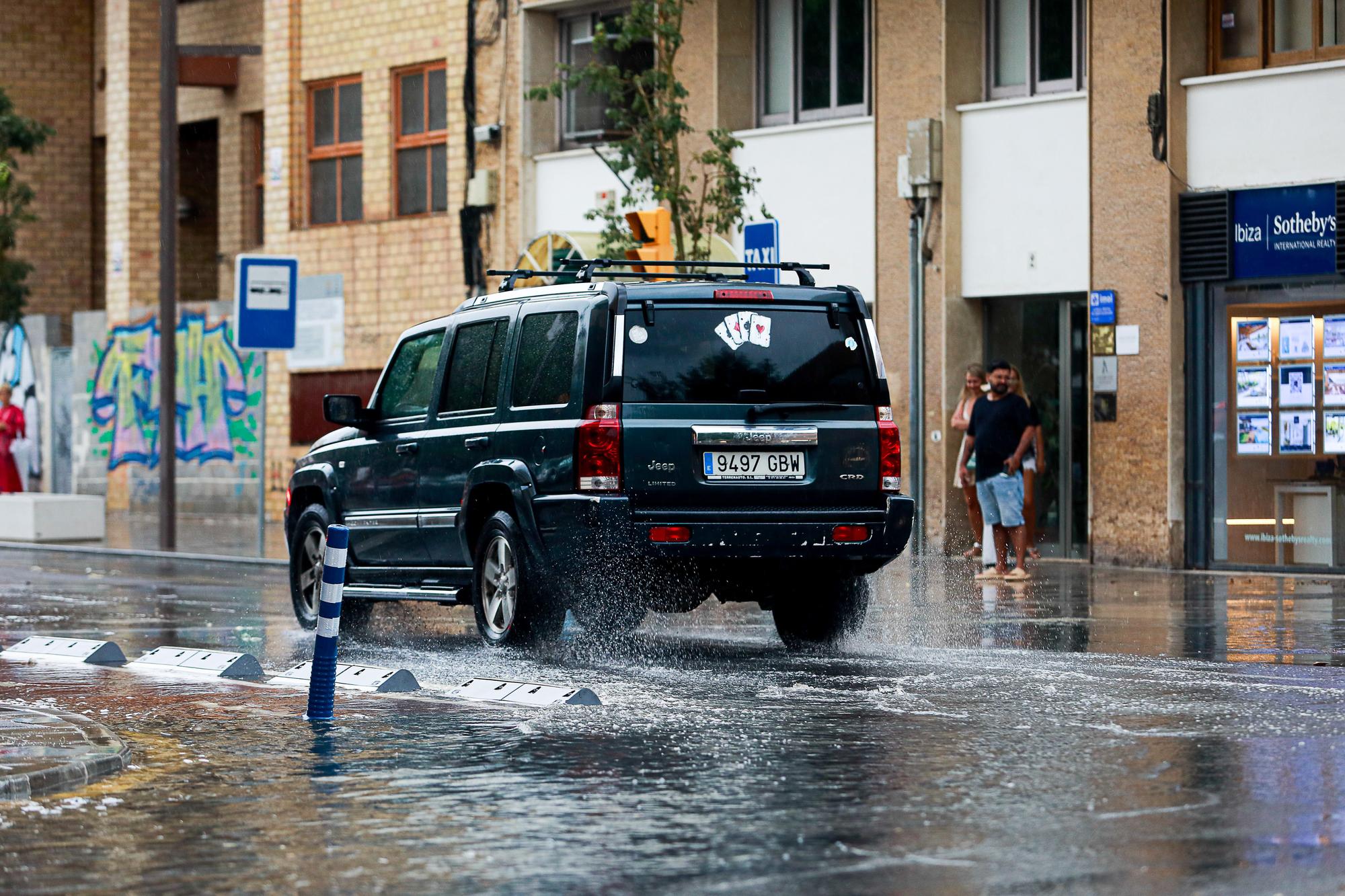 Mira aquí todas las fotos del paso de la borrasca por las calles de Ibiza