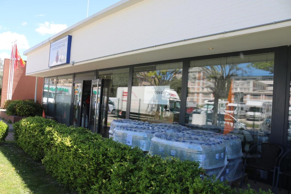Reparto de agua embotellada en Alcalá de Henares por la avería, en fotos