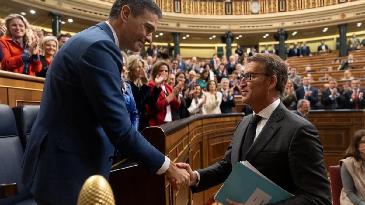 Sánchez y Feijóo se dan la mano tras el debate de investidura, el 12 de diciembre.