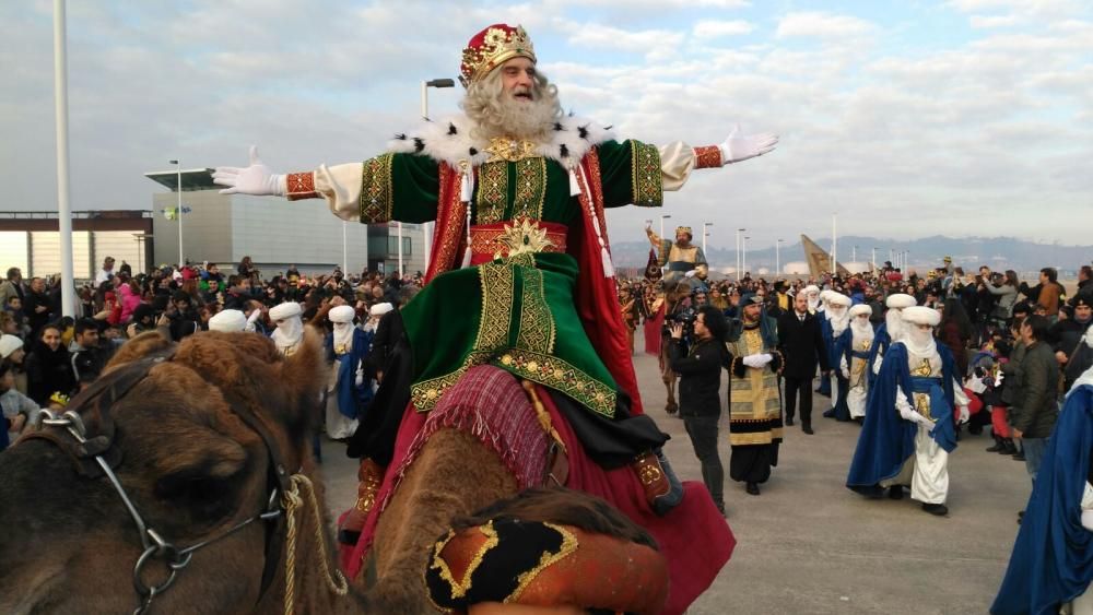 Una multitud recibe a los Reyes Magos en Gijón.