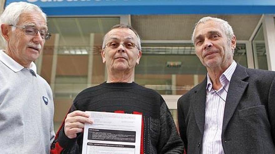 Bitten um Spenden (v. li.): Wolfgang von der Heidt, Klaus Bufe und Jürgen Lappe vor der Sabadell-Bank in Dénia