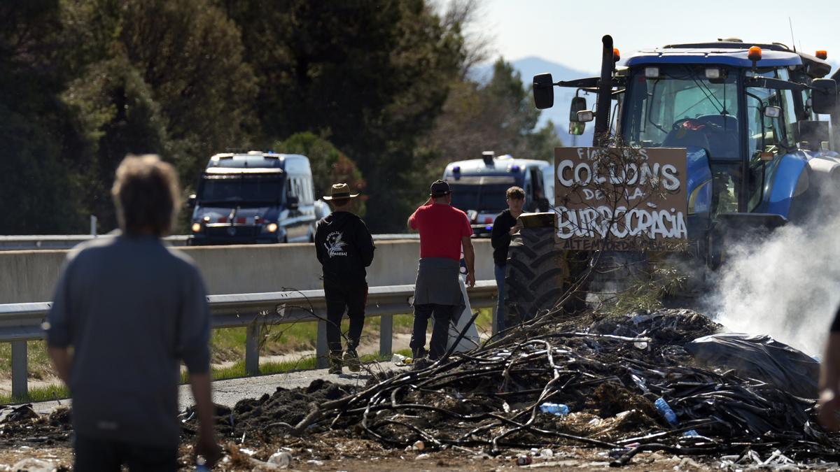 Unos 400 agricultores siguen bloqueando la AP-7 en Girona