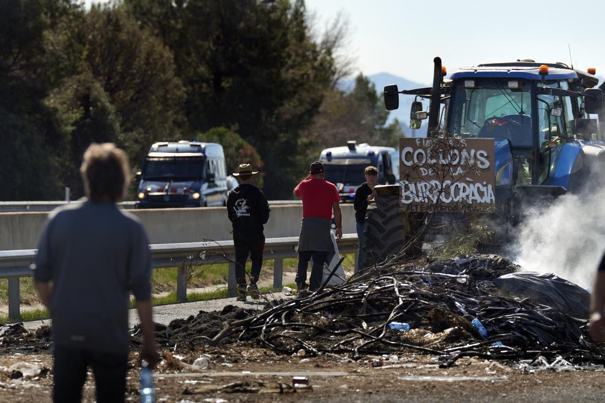 Unos 400 agricultores siguen bloqueando la AP-7 en Girona