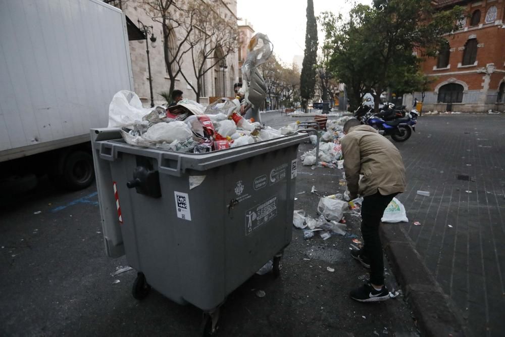 Orines y vandalismo en la Lonja tras una verbena