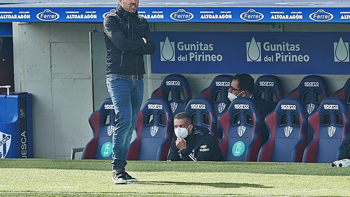 El entrenador del Celta, Eduardo Coudet, sigue el partido desde el banquillo del conjunto celeste en El Alcoraz. |  // LOF