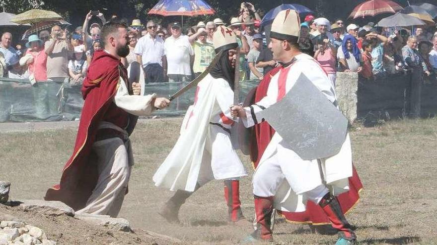 Un momento de la lucha cuerpo a cuerpo entre moros y cristianos en el Campo do Castelo. // Iñaki Osorio