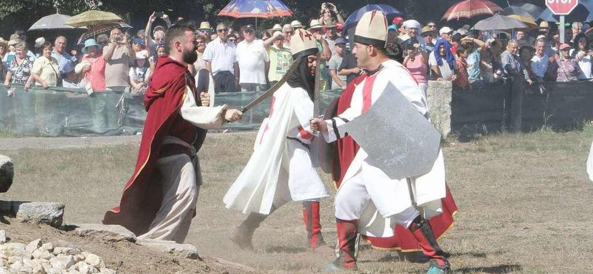 Un momento de la lucha cuerpo a cuerpo entre moros y cristianos en el Campo do Castelo. // Iñaki Osorio
