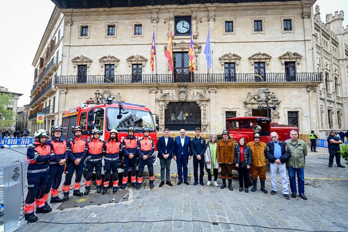 Presentan el primer vehículo de los Bomberos que circuló por Palma tras someterse a una restauración Presentan el primer vehículo de los Bomberos que circuló por Palma tras someterse a una restauración
