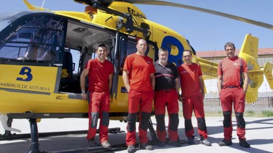 Guillermo Sáenz, Pablo Villena, Juan Figaredo, Mark Laviña y Nacho Fernández, en el aeródromo de La Morgal.