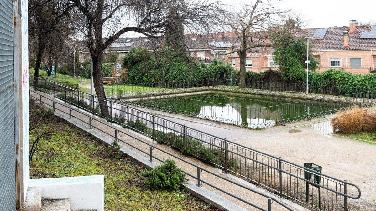 Patinetes, baterías e impresoras: limpieza integral del histórico estanque de Gilitos de Alcalá