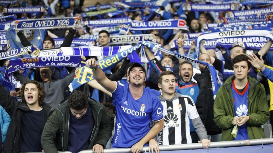 Aficionados del Oviedo en el último derbi en el Tartiere