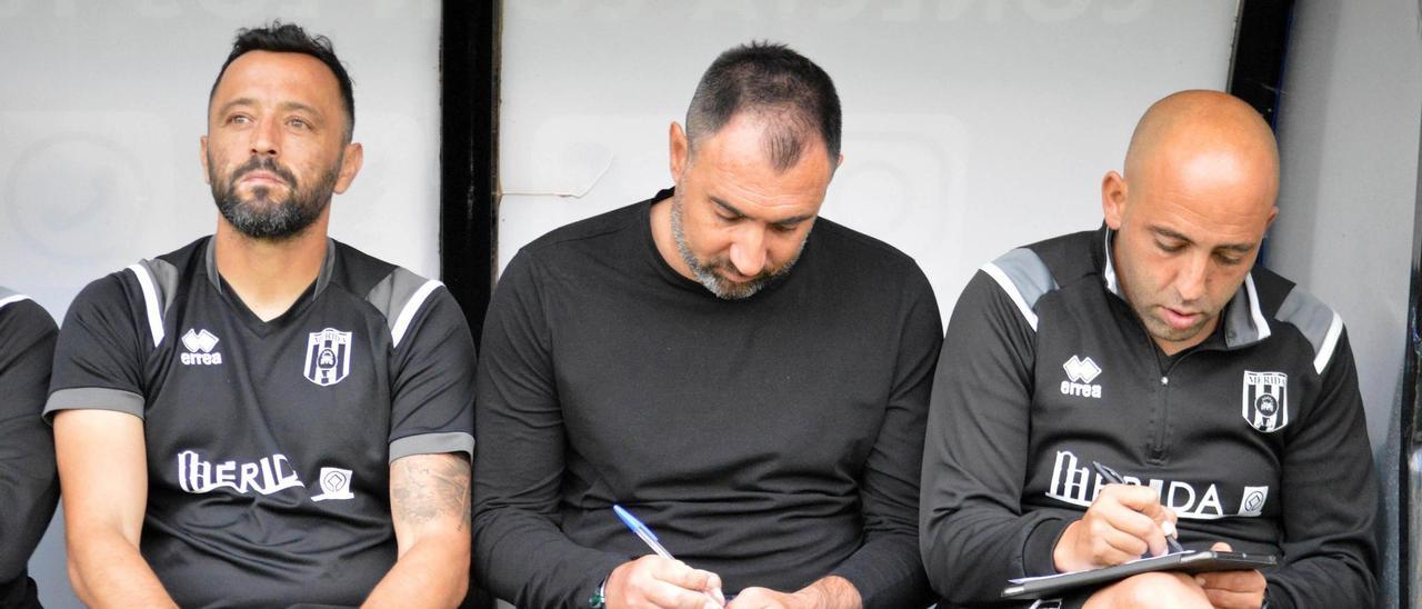 Juanma Barrero, en el centro, toma notas durante el partido del sábado.