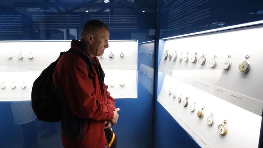 Un siglo de relojes de ferroviario: las más de 50 sorprendentes piezas expuestas en el Museo del Ferrocarril de Gijón