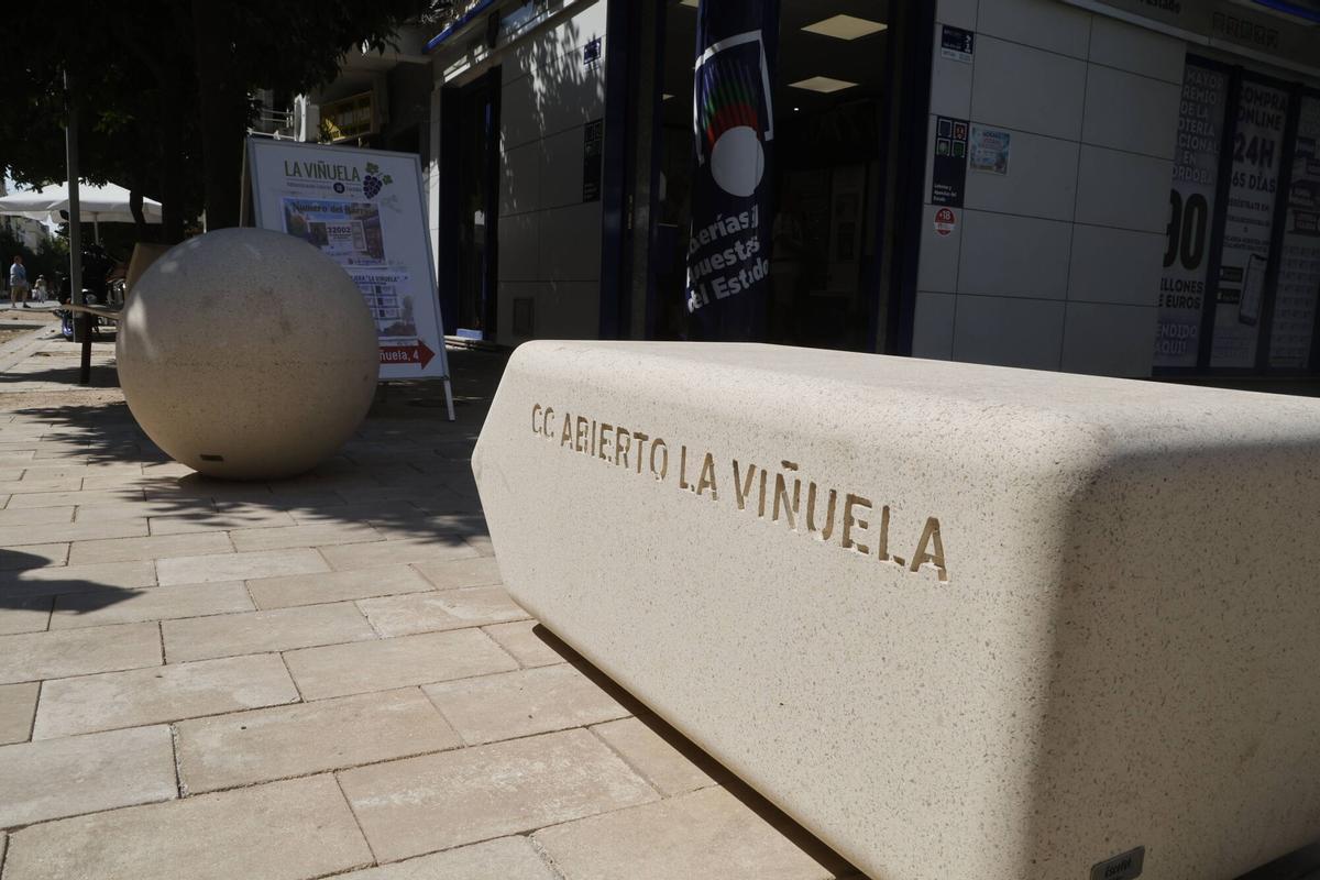 La Viñuela estrena mobiliario tras su peatonalización La Viñuela estrena mobiliario tras su peatonalización