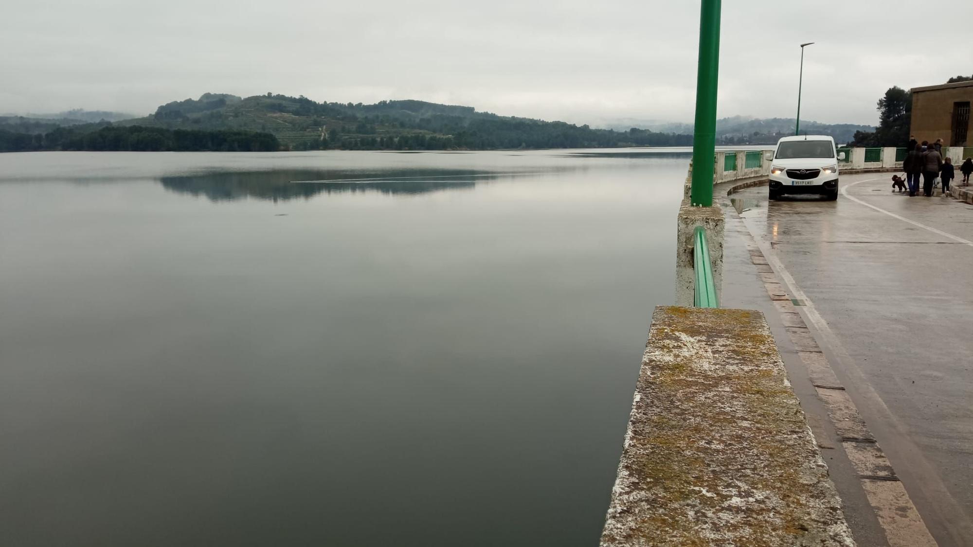 Imágenes del pantano de Beniarrés dejando salir el agua