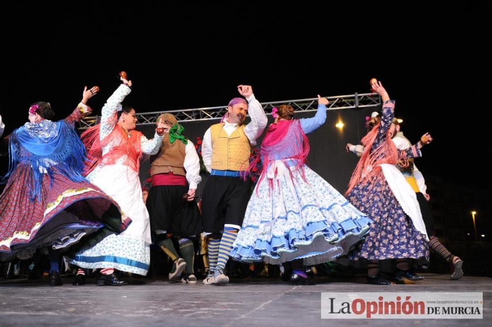 Festival de folclore en el Puente de Hierro