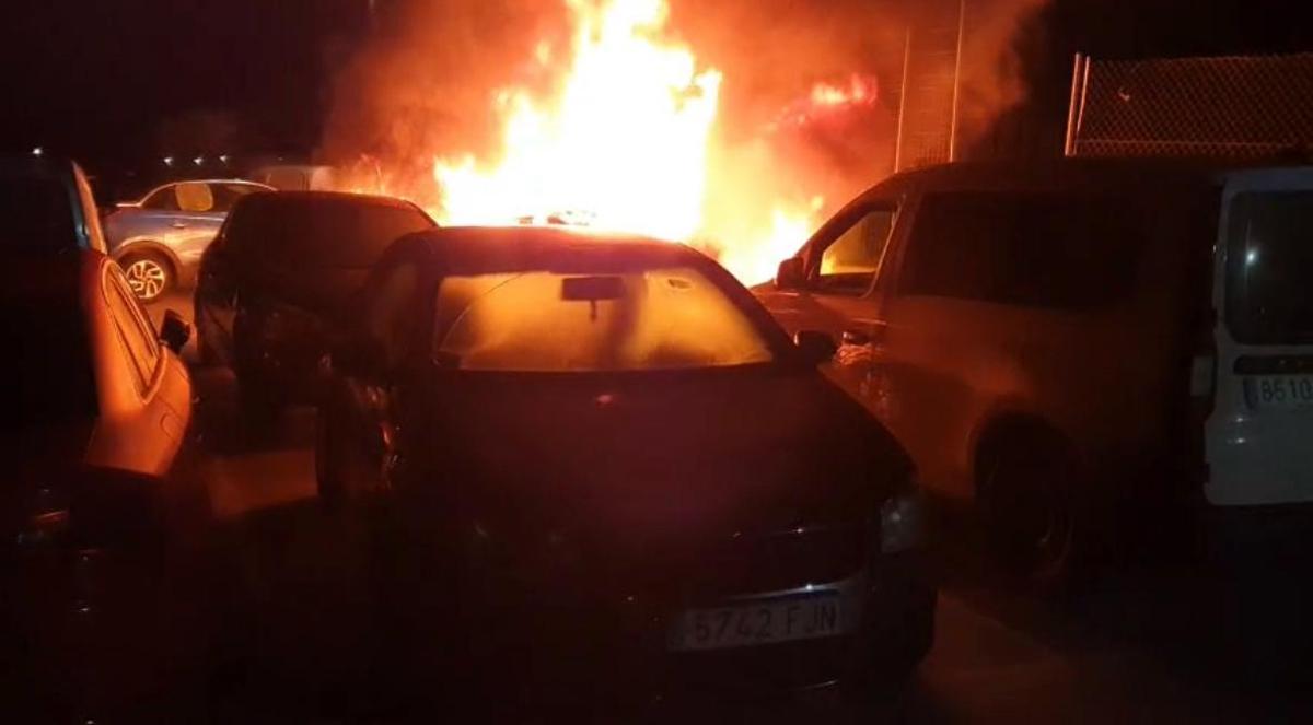 El incendio se declaró por la noche en un aparcamiento al aire libre.