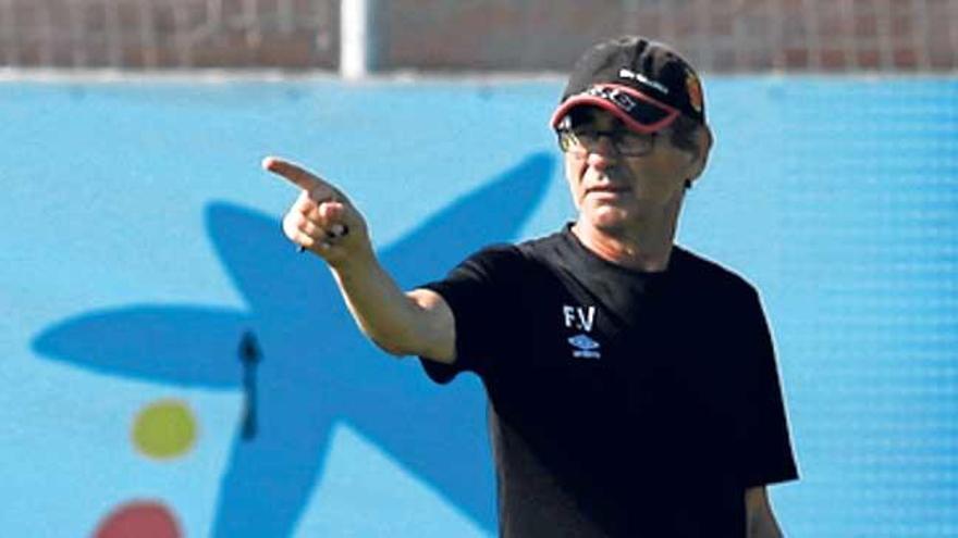 Fernando Vázquez da instrucciones durante un entrenamiento en Son Bibiloni.