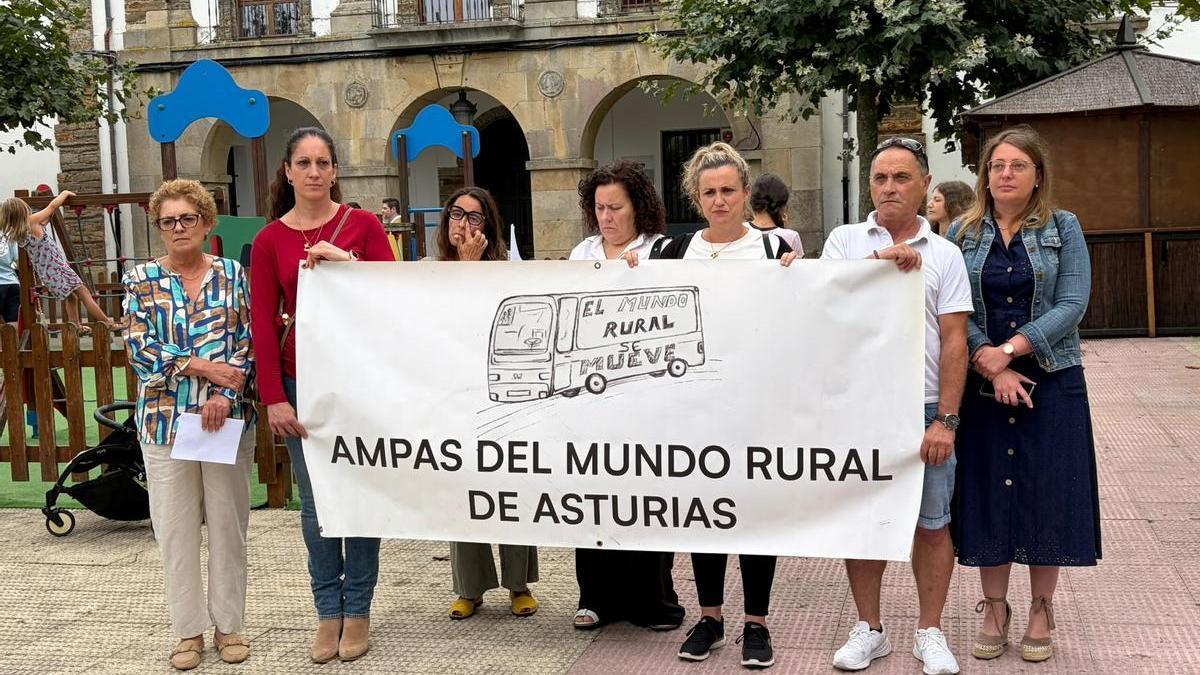 Las diputadas Gloria García, a la izquierda, y Salomé Sánchez, a la derecha, acompañan a las familias afectadas por la falta de transporte en Tapia.