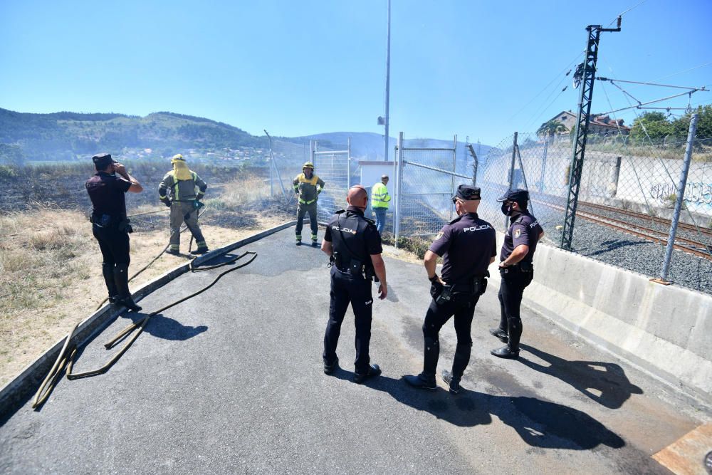 Despliegue contra un incendio cerca de casas en Lérez, Pontevedra