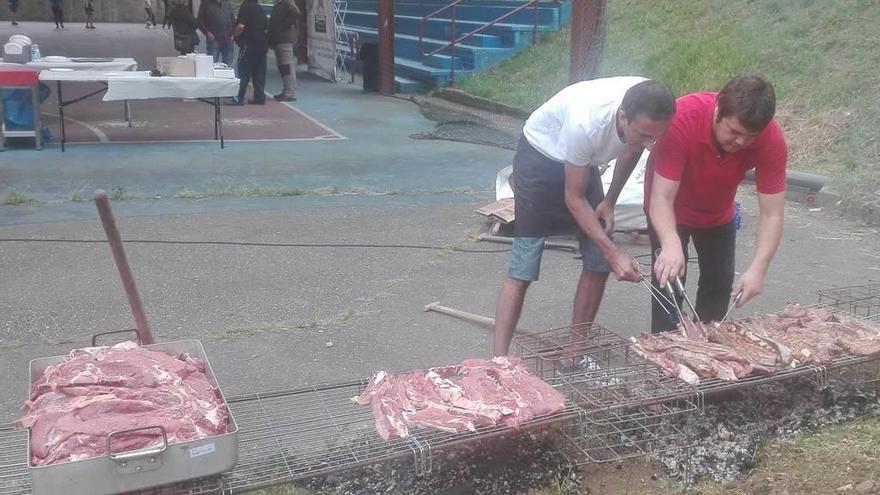 Preparativos de la parrilla, ayer, en Proaza.