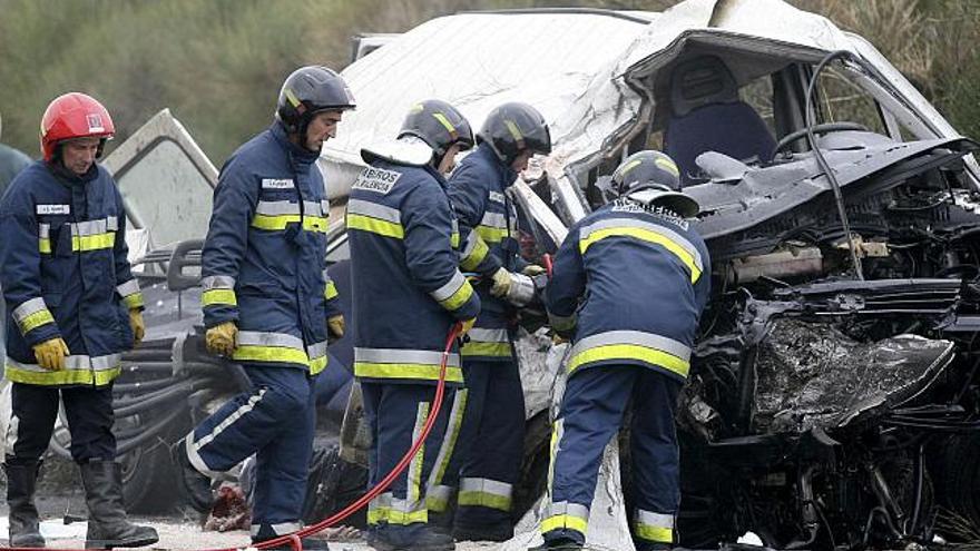 Seis muertos al colisionar un camión y una furgoneta en Palencia