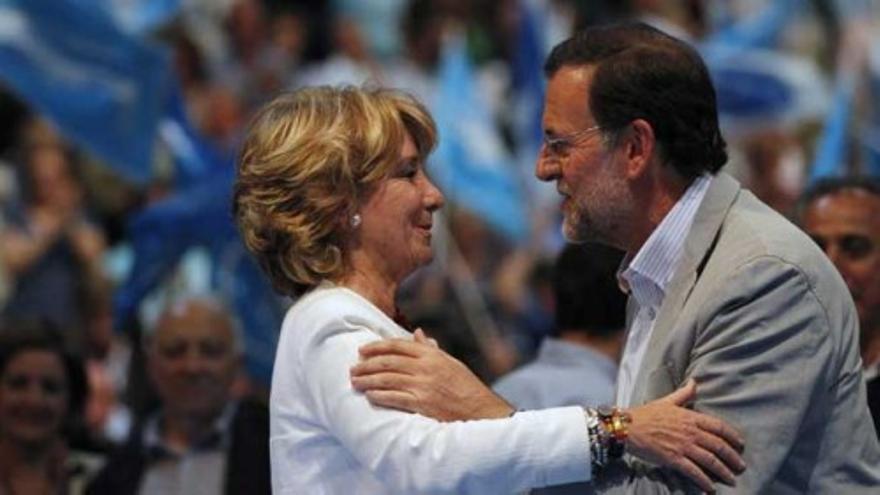 Esperanza Aguirre pasea a "Pecas" en la jornada de reflexión