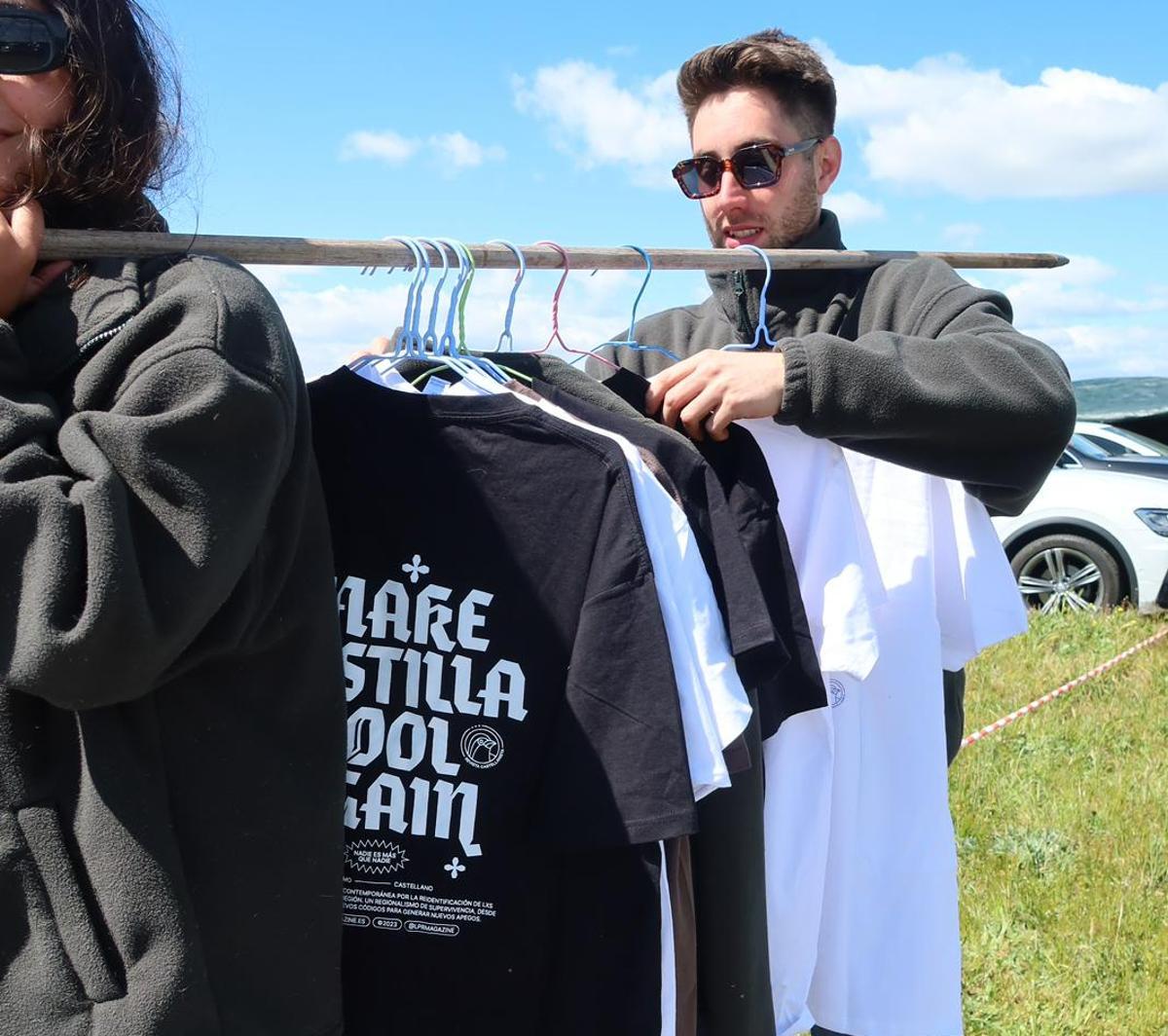 'Make Castilla Cool again' es uno de los lemas de la revista y su camiseta cada vez se ve más por Castilla y León.