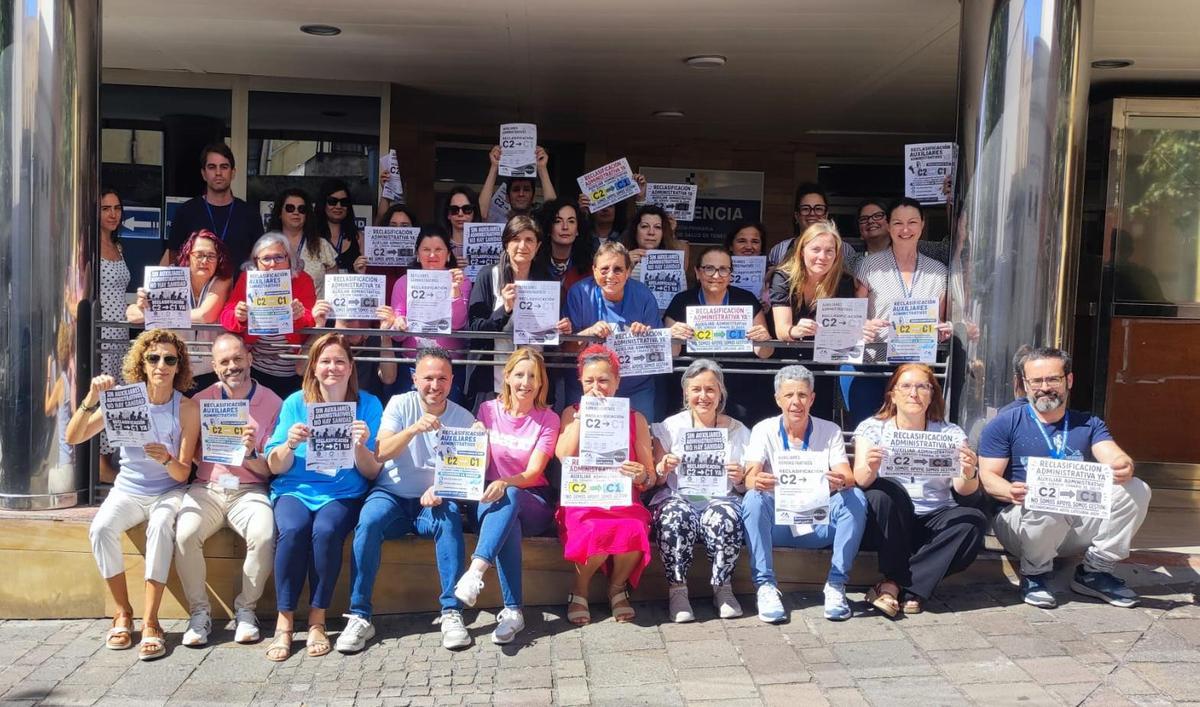Los Auxiliares Administrativos del Servicio Canario de Salud exigen su reclasificación inmediata al Grupo C1