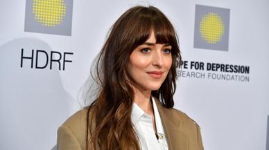 Dakota Johnson revela cómo su pareja, Chris Martin, le ayuda a lidiar con la depresión