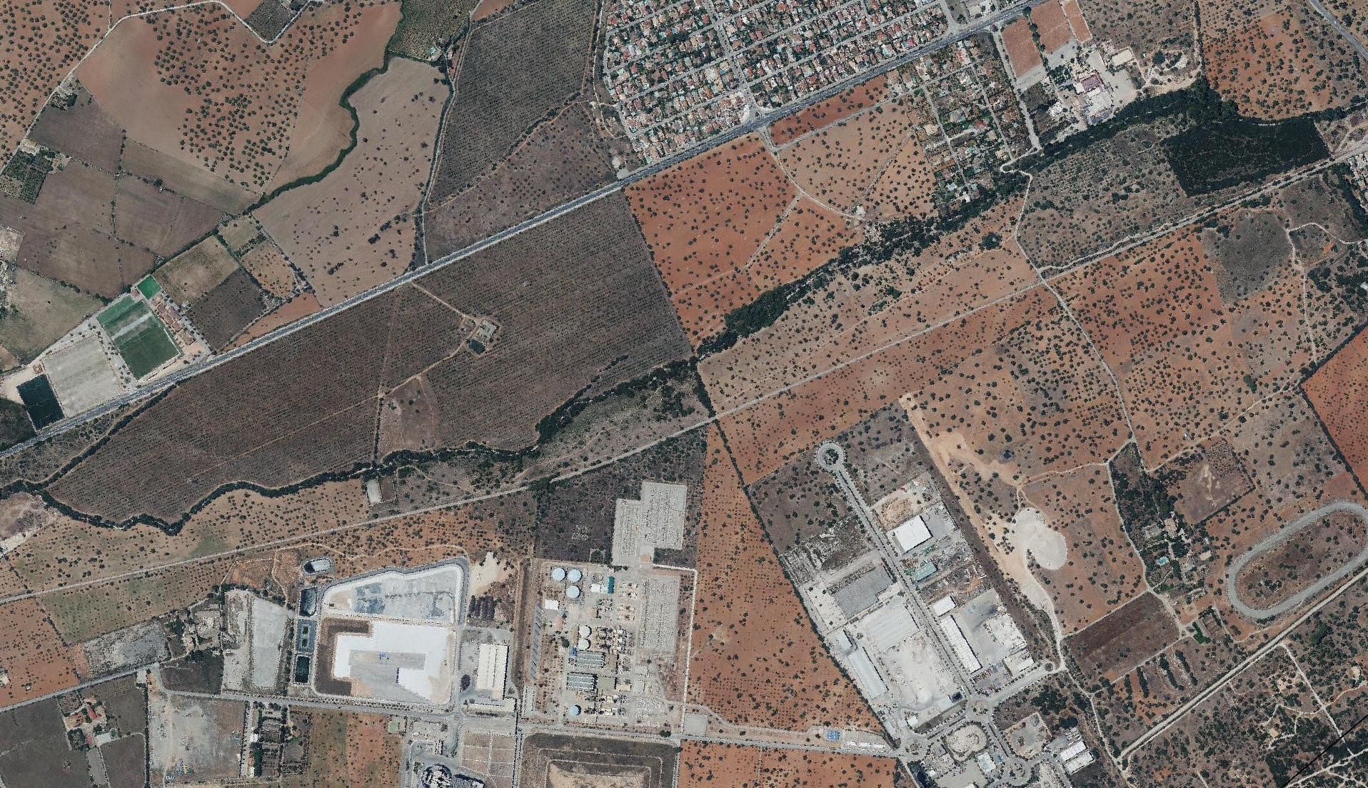 Parques fotovoltaicos | Esta es la comparativa del suelo rústico antes y después de las placas solares