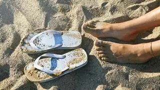 El 'truco de las chanclas' en la playa: cada vez lo hace más gente