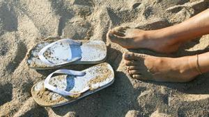 Chanclas en la playa