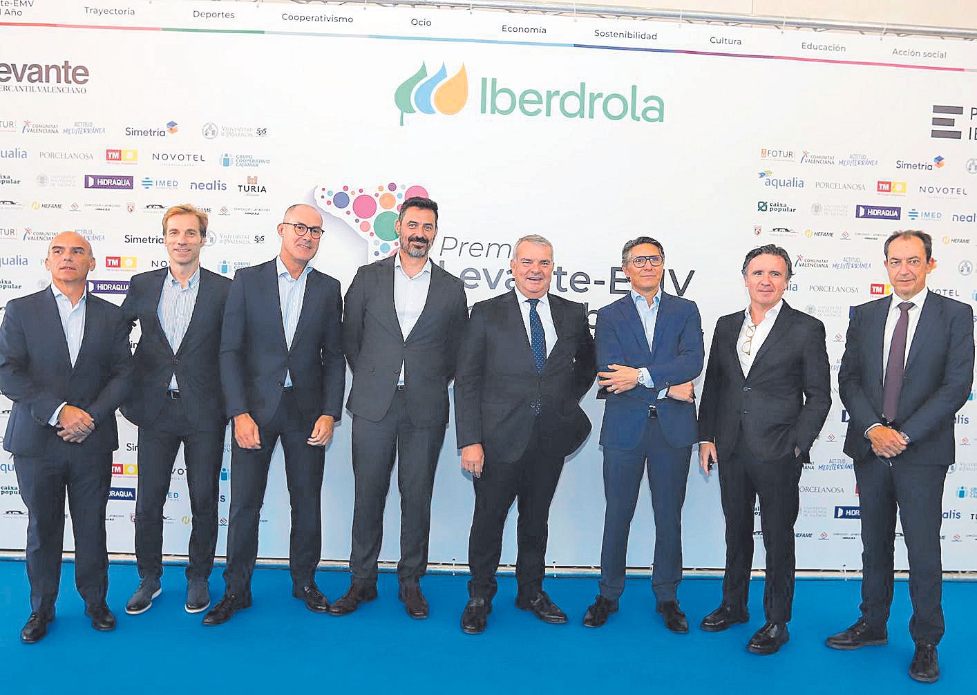 José Manuel Sánchez, director Red Comercial Territorial Este; Rafa Naya, director Equipo Empresas València Centro; Javier Martorell, subdirector Red Empresas Territorial Este; Fernando García, director Riesgos Territorial Este; Fernando Canós, director Territorial Este; Cándido Zorío, director Red Empresas Territorial Este; David Gómez, director regional València Centro; Alfredo Boquera, director oficina Grandes Empresas de Valencia.