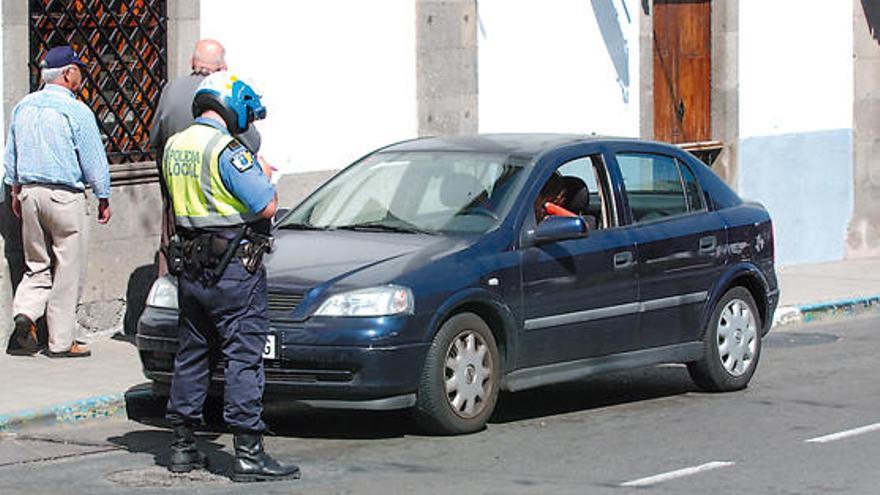 Un agente sanciona a un conductor.